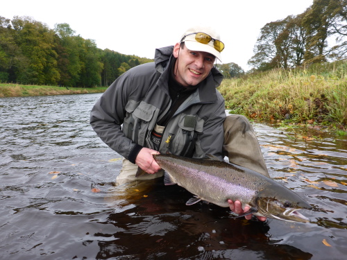 Jörg Schuft betreibt die Fliegenfischerei mit Erfolg, hier in Schottland. (Foto: Jörg Schuft)