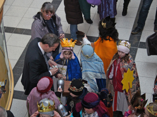 Klaus Grootens füllte die Sammeldosen der Sternsinger. (Foto: OBK)