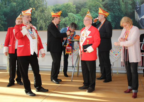 Die Torwache Ründeroth wurde durch eine Abordnung der Ehrenmitglieder vertreten. (Foto: OBK)