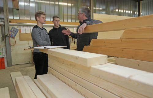 Im Gespräch mit Bert Ueberberg (r.) erfuhren die Schüler mehr über das Zimmerhandwerk. (Foto: OBK)