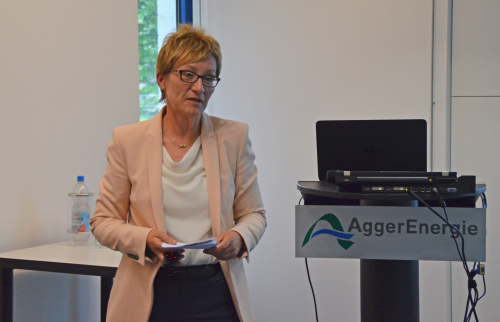 Claudia Fuchs, Leiterin der Kommunalen Koordinierungsstelle Übergang Schule - Beruf/Studium, bedankte sich bei Lehrer- und Schülerschaft, der Jury, den beteiligten Unternehmen und allen Unterstützern des Berufswahl-SIEGELs. (Foto: OBK) Claudia Fuchs, Leiterin der Kommunalen Koordinierungsstelle Übergang Schule - Beruf/Studium, bedankte sich bei Lehrer- und Schülerschaft, der Jury, den beteiligten Unternehmen und allen Unterstützern des Berufswahl-SIEGELs. (Foto: OBK)