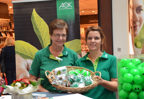 Sabine Voß-Bockemühl (v.l.) und Conny Enders berichteten über die Angebote der AOK und luden zu einem Gewinnspiel ein. (Foto: OBK) 