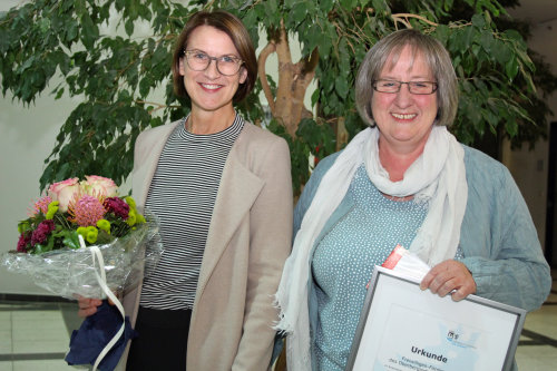 Regina Billstein und Ute Berg von "WippAsyl" freuen sich über den 1. Preis (Foto: OBK)