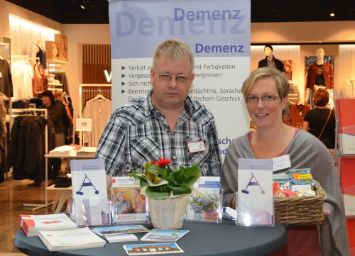 Frank Harscheid und Julia Krieger vertraten die Alzheimer Gesellschaft Bergisches Land. (Foto: OBK) 