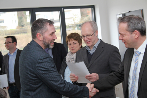 AgewiS-Betriebsleiter Klaus Grootens (r.) überreichte die Zertifikate.(Foto: OBK)
