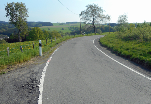 Die Fahrbahnränder werden verstärkt. (Foto: OBK)