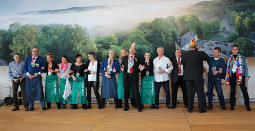 Der Landrat schunkelte gemeinsam mit dem Team, das hinter den Kulissen für einen gewohnt guten Ablauf sorgte. (Foto: OBK) Der Landrat schunkelte gemeinsam mit dem Team, das hinter den Kulissen für einen gewohnt guten Ablauf sorgte. (Foto: OBK)