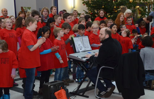 Sebastian Timpe leitet den Chor. (Foto: OBK)