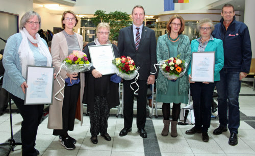 Landrat Jochen Hagt (Mitte) mit den Preisträgern des Freiwilligenförderpreises 2016. (Foto: OBK)