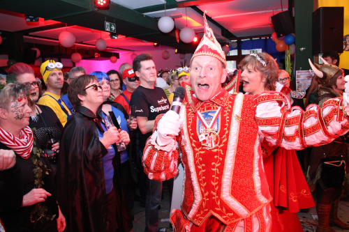 Das Denklinger Prinzenpaar animierte das Publikum zum Mitsingen. (Foto: OBK)