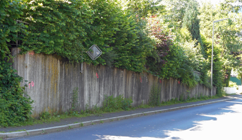 Die Stützmauer an der Wülfringhausener Straße (K48) in Wiehl muss saniert werden. (Foto: OBK)