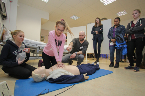 Die Reanimation wurde im im Gesundheits- und Bildungszentrum Oberberg geübt. (Foto: OBK)