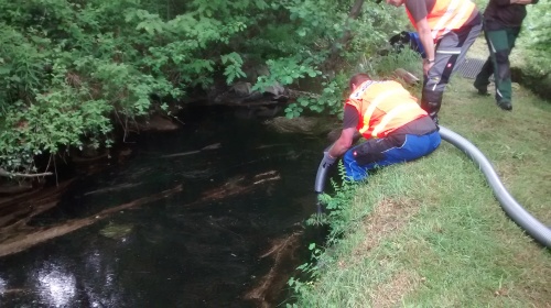 Mit speziellen Saugmaschinen wird das Öl an der Wasseroberfläche abgesaugt. (Foto: OBK)