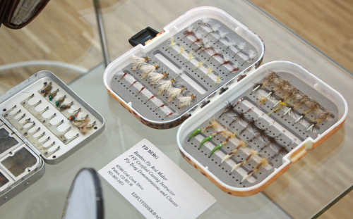 Die Ausstellung im Museum und Forum Schloss Homburg zeigt auch eine Auswahl an Kunstfliegen, die als Angelköder eingesetzt werden. (Foto: OBK) Die Ausstellung im Museum und Forum Schloss Homburg zeigt auch eine Auswahl an Kunstfliegen, die als Angelköder eingesetzt werden. (Foto: OBK)