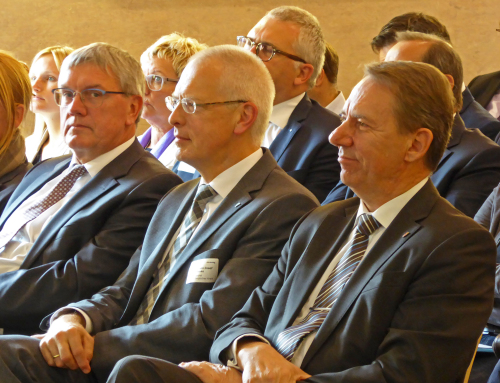 Sebastian Schuster (Landrat Rhein-Sieg Kreis, v.l.), Dr. Hermann-Josef Tebroke (Landrat Rheinisch-Bergischen Kreises) und Jochen Hagt (Landrat Oberbergischer Kreis eröffneten die Auftaktveranstaltung auf :metabolon gemeinsam. (Foto: OBK) Sebastian Schuster (Landrat Rhein-Sieg Kreis, v.l.), Dr. Hermann-Josef Tebroke (Landrat Rheinisch-Bergischen Kreises) und Jochen Hagt (Landrat Oberbergischer Kreis eröffneten die Auftaktveranstaltung auf :metabolon gemeinsam. (Foto: OBK)
