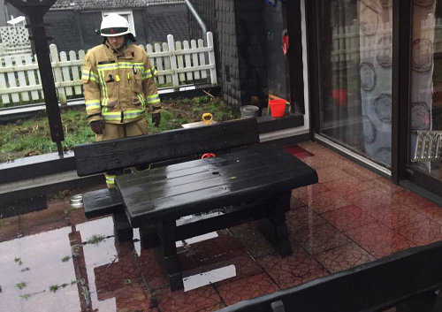 Eine mit rot eingefärbtem Heizöl überschwemmte Terrasse. (Foto: OBK)