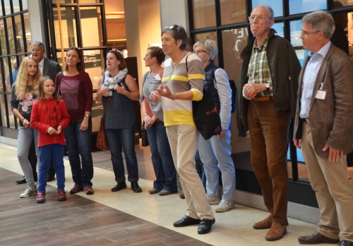 Die Besucher des Einkaufszentrums nahmen die Einladung zum Mitsingen gerne an. (Foto: OBK) 