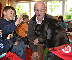 Willi Mirth besucht mit Hund Wilma einen Kindergarten. (Foto: Johanniter-Unfall-Hilfe e.V.)