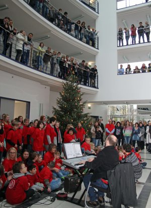 Die Chöre der Helen-Keller Schule boten ein vielfältiges Weihnachtsprogramm. (Foto: OBK)  