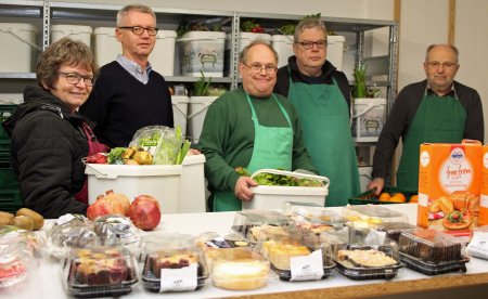 Das Gruppenbild zeigt (v.l.n.r.) Sabine Thurn, Leiterin des Rechtsamtes; Ulrich Welter, Leiter des Personalamtes; die Ehrenamtlichen der Tafel Hartmut Triphan, Bernhard Koppers und Hermann Sommer. (Foto: OBK)