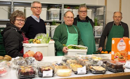 Das Gruppenbild zeigt (v.l.n.r.) Sabine Thurn, Leiterin des Rechtsamtes; Ulrich Welter, Leiter des Personalamtes; die Ehrenamtlichen der Tafel Hartmut Triphan, Bernhard Koppers und Hermann Sommer. (Foto: OBK)