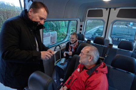 Landrat Jochen Hagt kontrolliert die Fahrkarten der Fahrgäste im Bürgerbus Engelskirchen. (Foto: OBK)