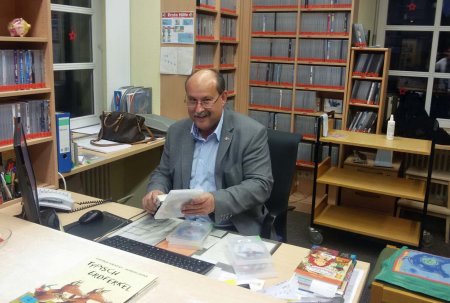 In der Gemeindebücherei Lindlar engagierte sich Michael Starck (Stellvert. Leiter des Kreisbauamtes). (Foto: OBK)