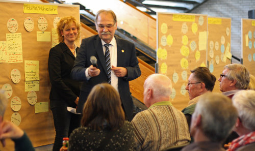Projektkoordinatorin Beate Fiedler und Bürgermeister Johannes Mans nahmen die Vorschläge der engagierten Bürgerinnen und Bürger entgegen. (Foto: OBK)