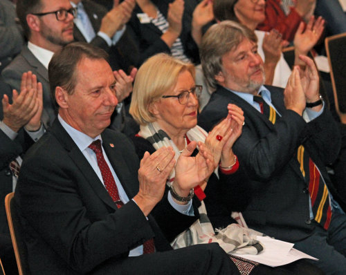 Landrat Jochen Hagt, Jury-Vorsitzende Ursula Mahler und Rainer Ludwigs, Leiter des Amtes für Planung und Straßen. (Foto: OBK)