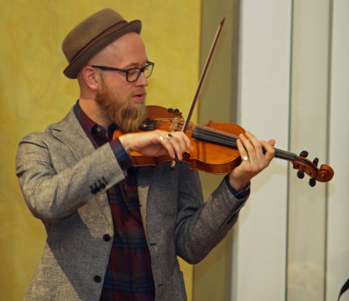 Joon Laukamp unterhielt mit virtuosem Spiel auf der Fiedel (Foto: OBK).
