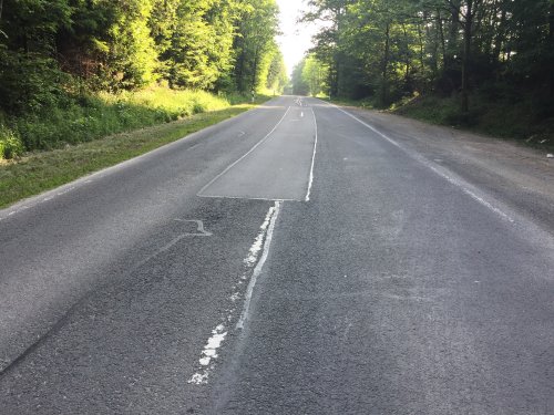 Die schadhaften Stellen in der Kreisstraße werden ausgebessert. (Foto: OBK)