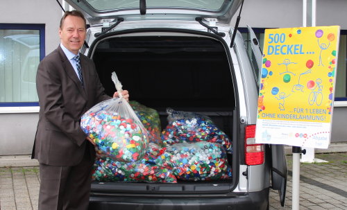 Landrat Jochen Hagt lädt die Säcke zum Abtransport in den Kofferraum ein. (Foto: OBK)