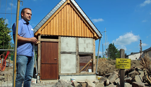 Paul Puschmann vom Bürgerverein Wipperfeld erläutert die Baumaßnahme Dorf-Backes. (Foto: OBK) 