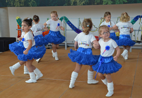 Die "Lollipops" tanzen zum "Fliegerlied" . (Foto: OBK)