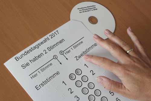 Die Stimmzettelschablone für blinde und seh-behinderte Menschen. (Foto: OBK)