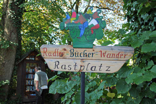Ein Radler- und Wanderrastplatz mit Büchern und Getränken bietet die Dorfgemeinschaft Egen an einem lauschigen Platz nahe der Kirche. (Foto: OBK) Ein Radler- und Wanderrastplatz mit Büchern und Getränken bietet die Dorfgemeinschaft Egen an einem lauschigen Platz nahe der Kirche. (Foto: OBK)