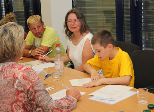 Nick Zimmermann rechnet gemeinsam mit Familie und Lehrern. (Foto: OBK)