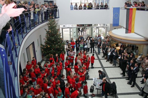 Mit viel Applaus wurden die Chöre der Helen-Keller Schule empfangen. (Foto: OBK)