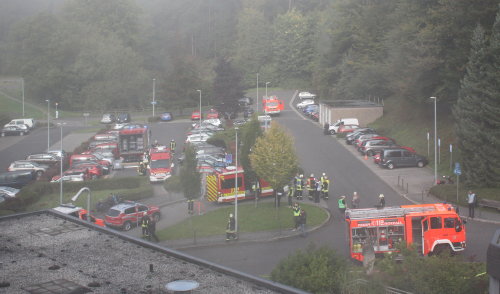 Die Einsatzfahrzeuge postieren sich vor dem St. Josef-Krankenhaus. (Foto: OBK)