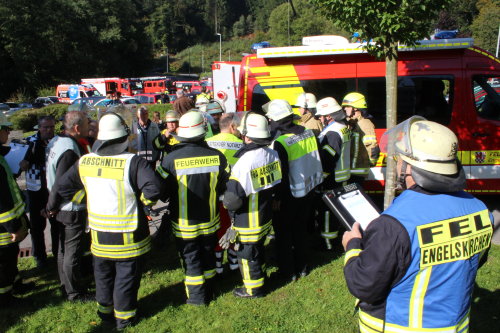 Lagebesprechung der Einsatzkräfte. (Foto: OBK)