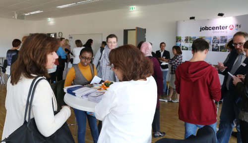 An zahlreichen Informationsständen konnten sich die Teilnehmerinnen kompetent beraten lassen. (Foto: OBK)