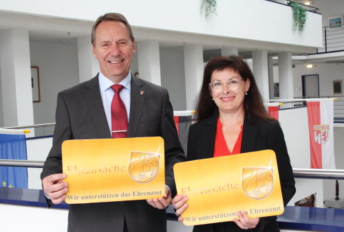 Landrat Jochen Hagt und Sylvia Asmussen, Leiterin der Ehrenamtsinitiative Weitblick des Oberbergischen Kreises, werben für die Ehrenamtskarte. (Foto: OBK)