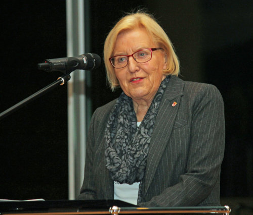 Ursula Mahler, stellvertretende Landrätin,setzte die Werke von Bömches in Bezug zu der aktuellen Flüchtlingssituation weltweit. (Foto: OBK) Ursula Mahler, stellvertretende Landrätin,setzte die Werke von Bömches in Bezug zu der aktuellen Flüchtlingssituation weltweit. (Foto: OBK)