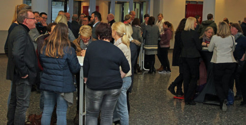 An Stehtischen trafen sich kleinere Gruppen zu einem gemeinsamen Thema (Foto: OBK).