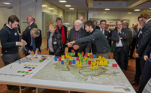 Die Anwesenden informierten sich am Projekt- und Themenspeicher. (Foto: OBK)