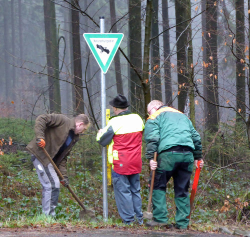 Die Schilder zu den Naturschutzgebieten an der Neyetalsperre sind  aufgestellt worden. (Foto: OBK)