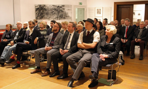 Das Publikum verfolgt aufmerksam die Laudatio im Jagdsaal Schloss Homburg (Foto: OBK). 