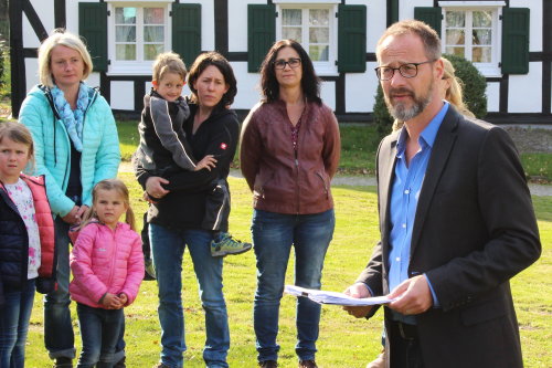 Pfarrer Michael Kalisch begrüßte die Anwesenden. (Foto: OBK)