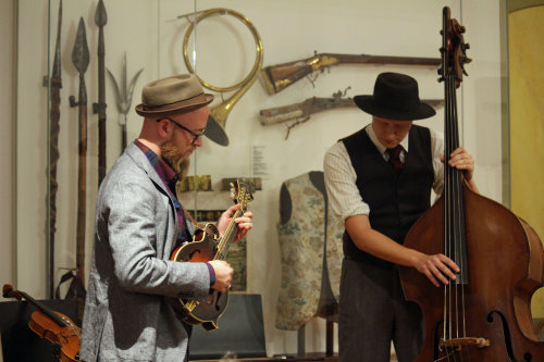 Joon Laukamp wurde musikalisch begleitet von Pierce Black (Foto: OBK).