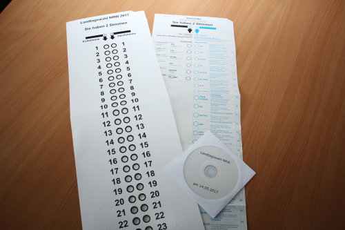 Die korrekte Benutzung der Stimmzettelschablone für Blinde und Sehbehinderte wird auf der mitgelieferten CD erklärt. (Foto: OBK)